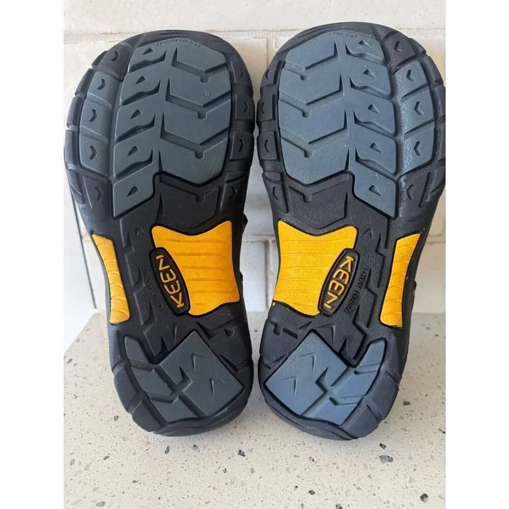 Keen Men’s Black Sandals Yellow Accents Waterproof Casual Sandals outdoor Size 6